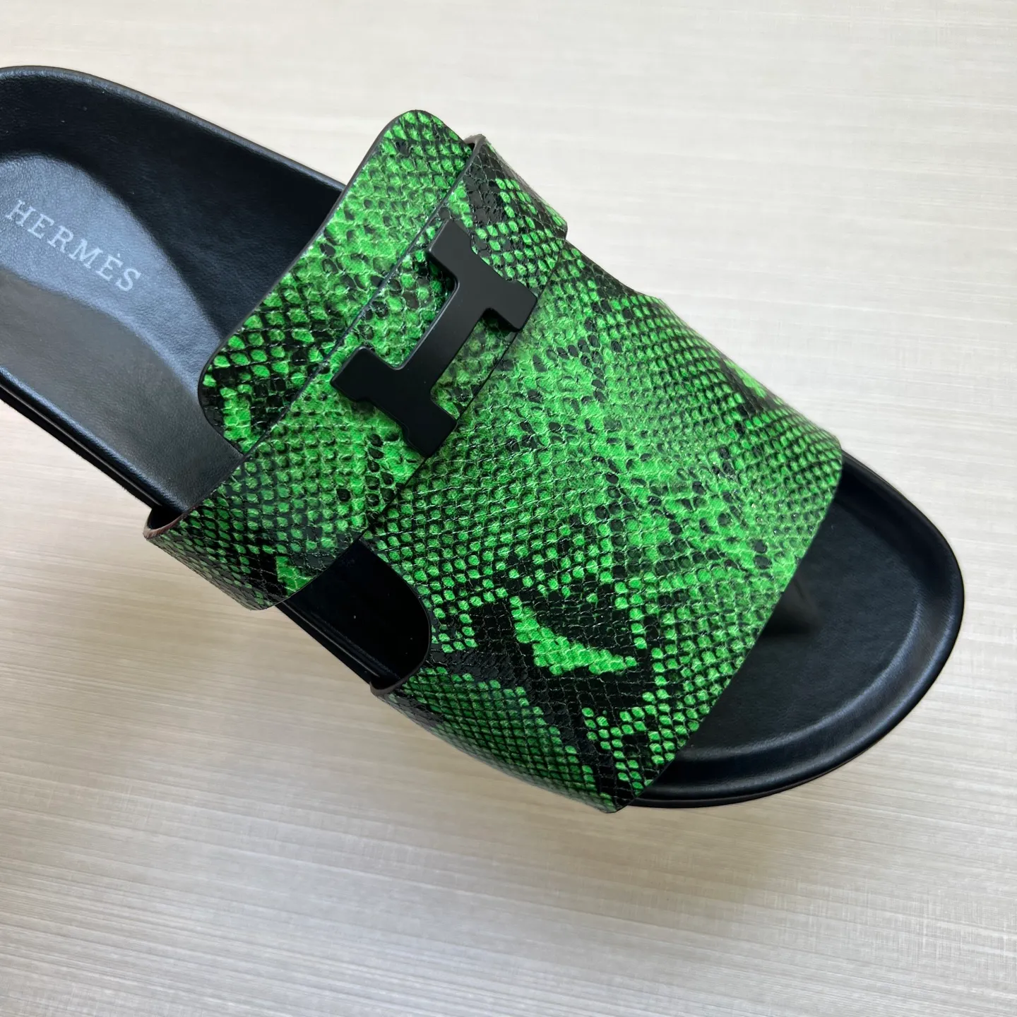 [H Family Hermès] P: 360💰 Size: 38-45 Hermes Men’s Kazimir Slippers - 2025 Summer New Hermès Same as the original version, with colored cowhide surface + rubber combined sole, handmade by master-level craftsmen! ❥High-end customization, exclusive products, the highest version in the industry.
